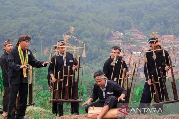 Bogor tarik wisatawan dengan Angklung Gubrak