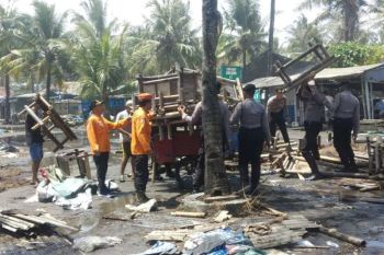 Nelayan Kebumen diimbau tak melaut, gelombang tinggi