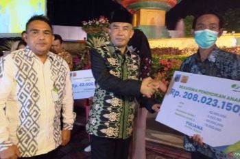 Pemkot Mataram menyerahkan santunan BPJAMSOSTEK senilai Rp418 juta