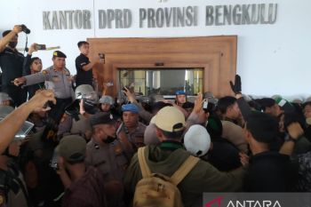 Kemarin, aksi unjuk rasa mahasiswa di Bengkulu berakhir ricuh