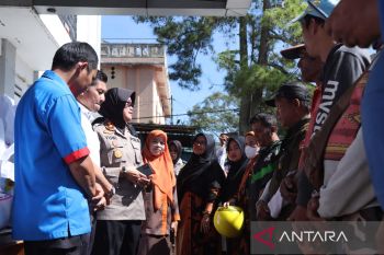 Sambut Hari Polwan ke-74, Kapolres Bukittinggi serahkan bansos ke KSPSI