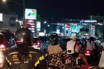 Sejumlah SPBU di Bandarlampung dipadati antrean kendaraan konsumen