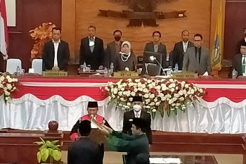 Yek Agil dilantik jadi pimpinan DPRD NTB
