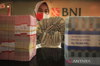 Rupiah menguat saat pasar menanti rilis inflasi AS