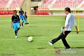 Presiden Jokowi ikut bermain sepakbola bersama talenta Papua Football Academy