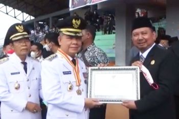 Anggota DPRD Kapuas Terima Penghargaan Dari Bupati Kapuas