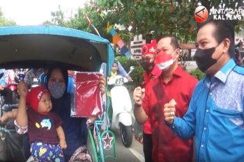 Jelang HUT Ke-77 RI, DPRD Kapuas Bagi Bendera Untuk Warga