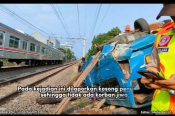 Angkot alami rem blong tertabrak KRL di Bogor