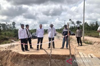 Akses jalan di Natuna terputus akibat jembatan roboh