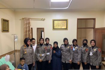 Polisi Bukittinggi berikan penghargaan kepada tiga anak yang lahir di Hari Polwan