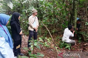 Pastikan jenis hewan serang ternak warga Agam, BKSDA Sumbar pasang kamera jebak