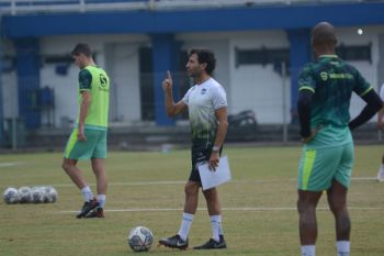 Pelatih Luis Milla perdana pimpin latihan Persib Bandung