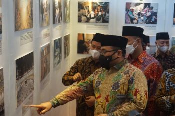 Menag kagumi foto-foto pelaksanaan haji yang dipamerkan di Batam