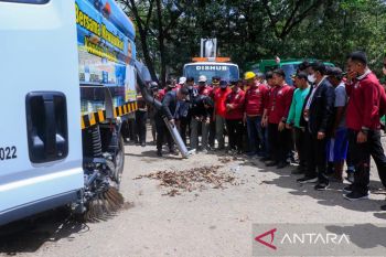 Pemkot Kendari Tambah Lima Armada Kebersihan Penyapu jalanan