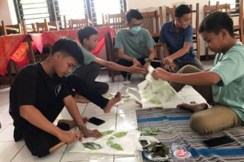 Mahasiswa UNS ajak masyarakat kurangi limbah plastik