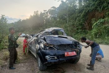 Mobil membawa tim vaksinator covid-19 masuk jurang di Desa Nahaya