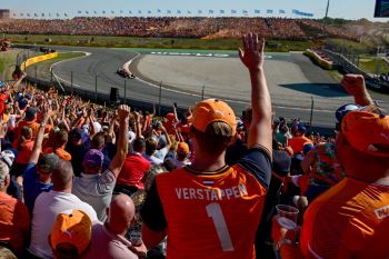 Verstappen geram dengan ulah suporter lempar flare