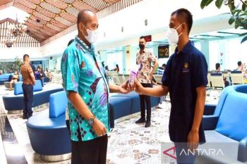 Peringati Hari Pelanggan Nasional, Bandara Adi Soemarmo bagikan syal batik
