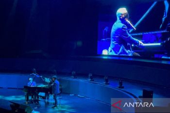 John Trones tantang Jim Brickman bermain piano mata tertutup