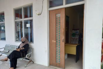 Anggota Provos berjaga di RS Bhayangkara Polda Lampung