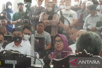 Ade Yasin merasa difitnah hingga terisak-isak di persidangan terkait dugaan suap