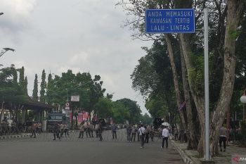 Demo BBM di Palembang, polisi blokade ruas jalan utama
