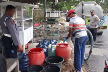Polres Lombok Tengah menyalurkan bantuan air bersih