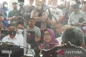 Ade Yasin terisak-isak di persidangan