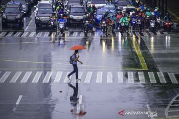 Padang diprakirakan diguyur hujan lebat disertai petir