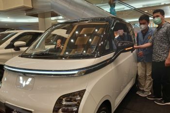 Mobil listrik Wuling diminati dalam Sobat Adira Expo Manado 2022