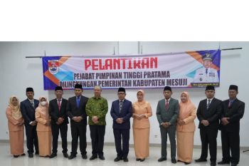 Penjabat Bupati Mesuji lantik enam pejabat pimpinan tinggi pratama