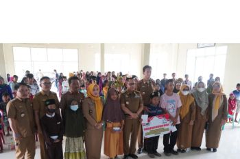 Bupati Mesuji serahkan bantuan sosial kepada anak yatim