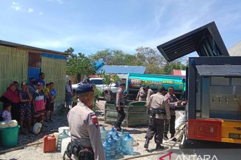Anggota Brimob NTT bagikan air bersih untuk warga