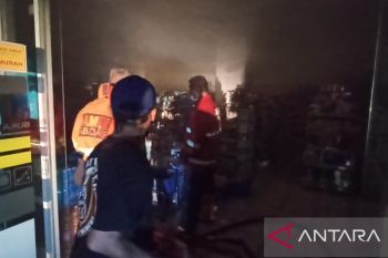 Polisi dan damkar masih menyelidiki penyebab kebakaran toko swalayan