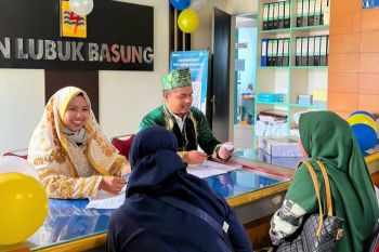 PLN Sumbar layani pelanggan menggunakan pakaian adat, momentum HPN 2022