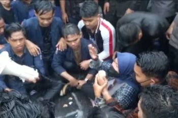 Di tengah hujan, Ketua DPRD NTB temui massa aksi kenaikan BBM