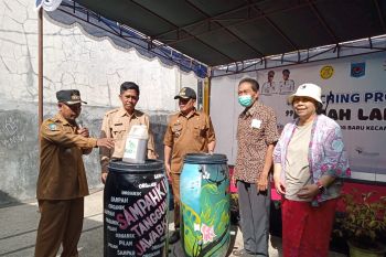 Pemkot menduplikasi pilah sampah jadi pupuk cair bagi warga pinggir kali