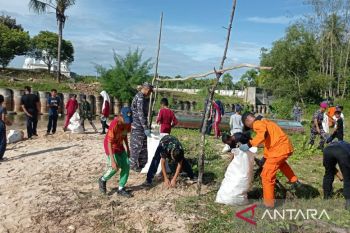 Lanal Kendari kerahkan personel untuk bersihkan pantai di Toronipa Konawe