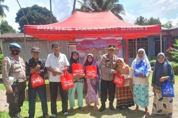 Peduli warga kurang mampu, Polres Pasbar salurkan bantuan sembako