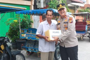 Kapolres bagi-bagi sembako Ke komunitas Bentor Bengkalis