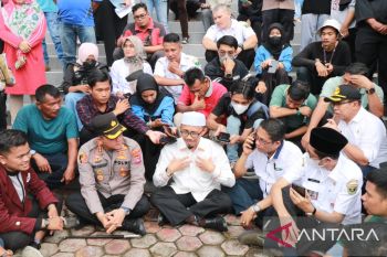 Ribuan mahasiswa gelar aksi tolak kenaikan BBM di DPRD Sumbar