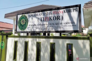 Empat auditor BPK didakwa menerima suap Rp1,9 M dari Bupati Bogor nonaktif Ade Yasin