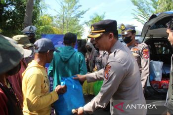 Kepolisian Kolaka dan mahasiswa sinergi bagikan sembako sikapi harga BBM