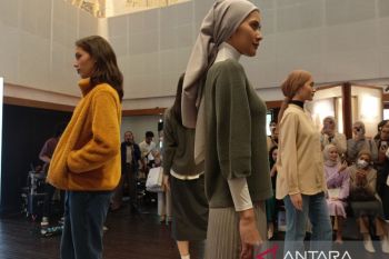"Modest wear" sederhana dengan warna netral, busana favorit Ayudia C