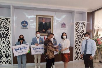 BPJAMSOSTEK menyerahkan santunan beasiswa mahasiswa Unsrat