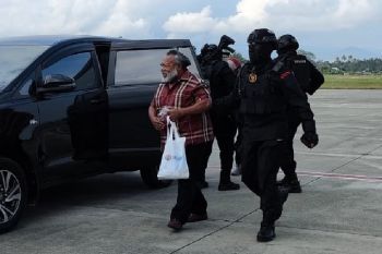 KPK terbangkan Bupati Mimika Eltinus Omaleng ke Jakarta