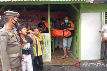 Mayat pria ditemukan mengambang di Kali Ciliwung