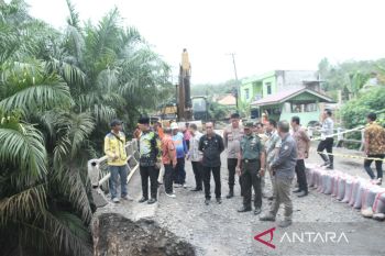 Pemkab OKU perbaiki jembatan longsor di jalan lintas tengah