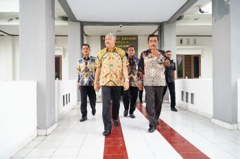 Kemenkumham Sulsel menghadirkan layanan keimigrasian dan KI di Pinrang