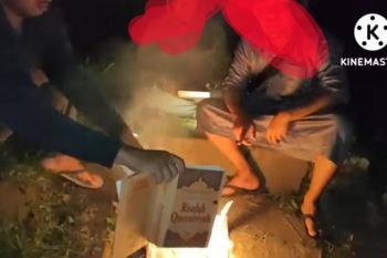 Viral! Tiga pria di Lombok Tengah bakar buku tafsir Al Quran